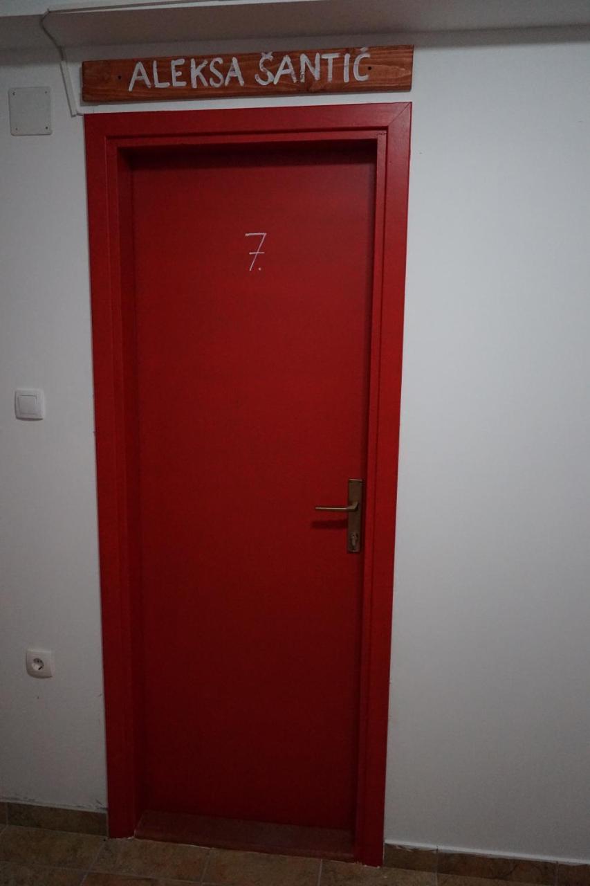 Hostel The Red Door Требинье Экстерьер фото